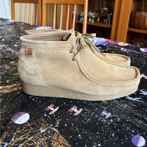 Mens Clark Wallabees size 9 in medium tan